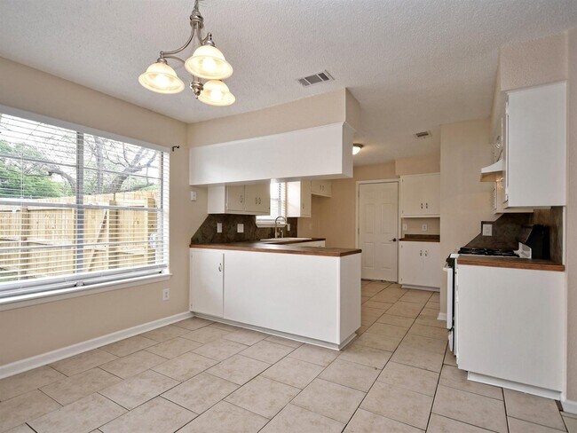 Building Photo - "Charming 3-Bedroom Retreat with 2 Baths i...