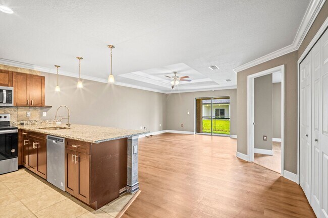 Building Photo - Charming 2 bedrooms+ DEN , 2 bathrooms dup...
