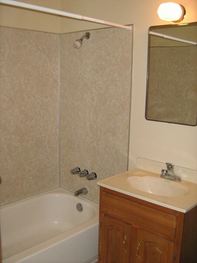 Building Photo - 3 bedroom 2 1/2 bath 2000 sq ft home locat...