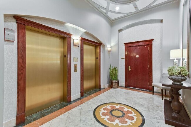 Foto del edificio - 230 W Division St