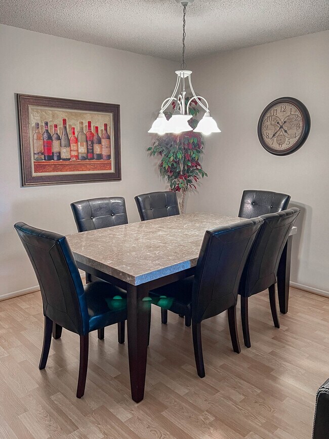 Foto del edificio - 806 Cypress Grove Ln