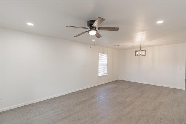 Building Photo - 566 Parkhill Cir