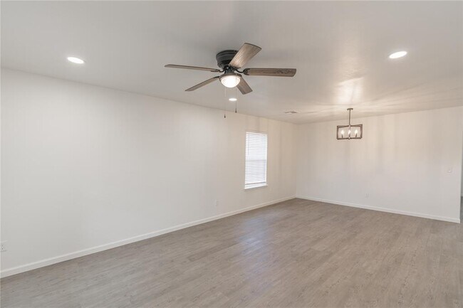 Foto del edificio - 566 Parkhill Cir