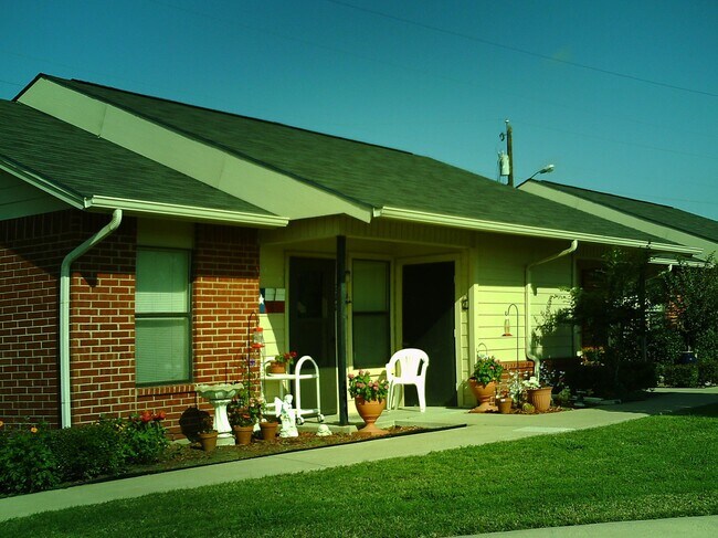 Building Photo - 502 W. Criner-#502