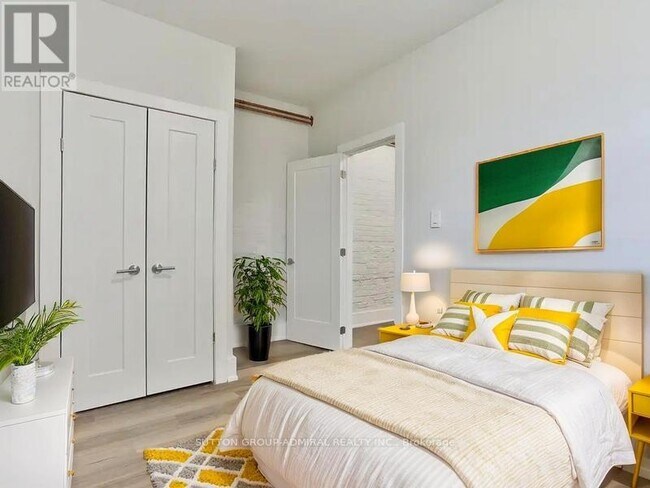 Photo du bâtiment - 915 St Clair Ave W