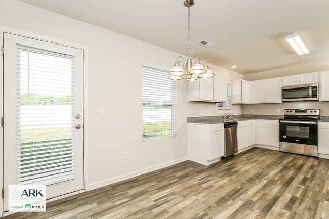 Building Photo - 214 Glenoaks Dr
