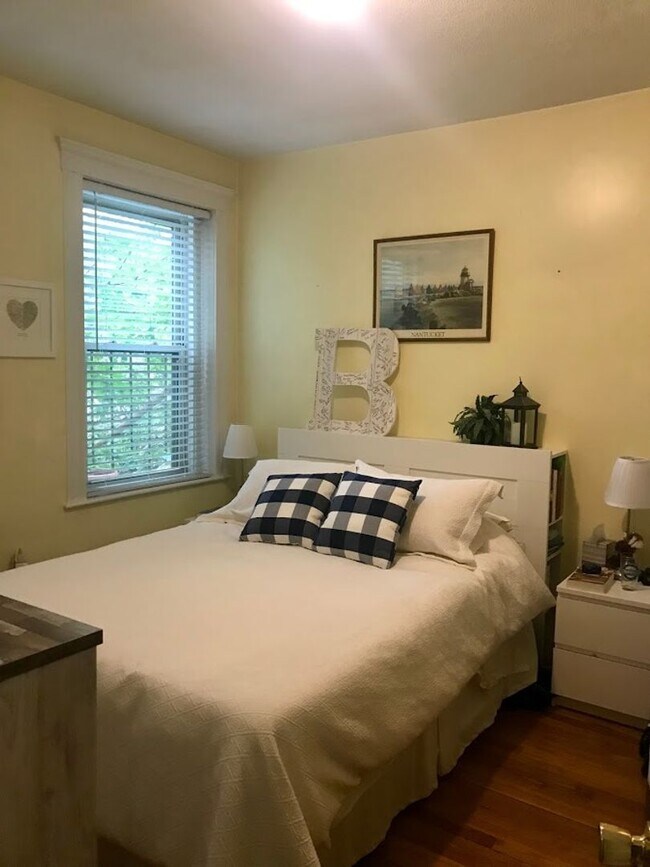 Foto del edificio - Stunning 1 Bed Right Off the T! Heat/HW In...