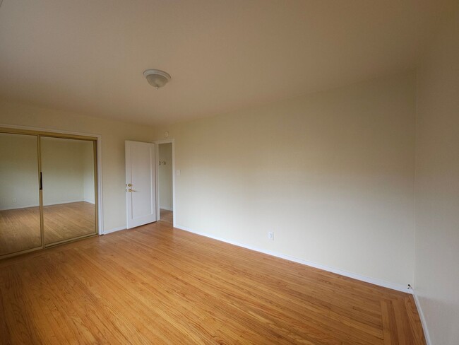 Foto del edificio - Large 5 bedroom 2 bath Split Level House w...