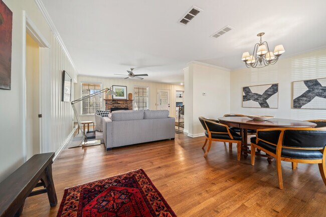 Foto del edificio - 5347 Denwood Ave