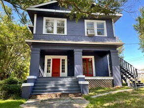 Building Photo - 820 College St