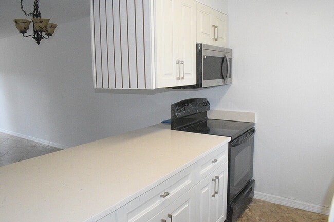 Building Photo - 905 Riverside Dr