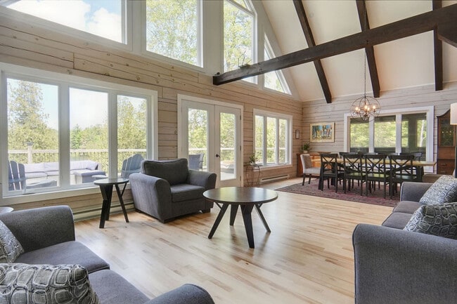 Building Photo - 566 Chem. du Lac Beauclair