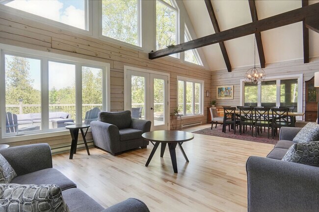 Building Photo - 566 Chem. du Lac Beauclair