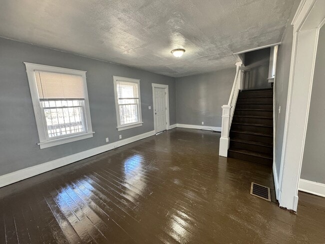 Building Photo - 3 Bedroom House