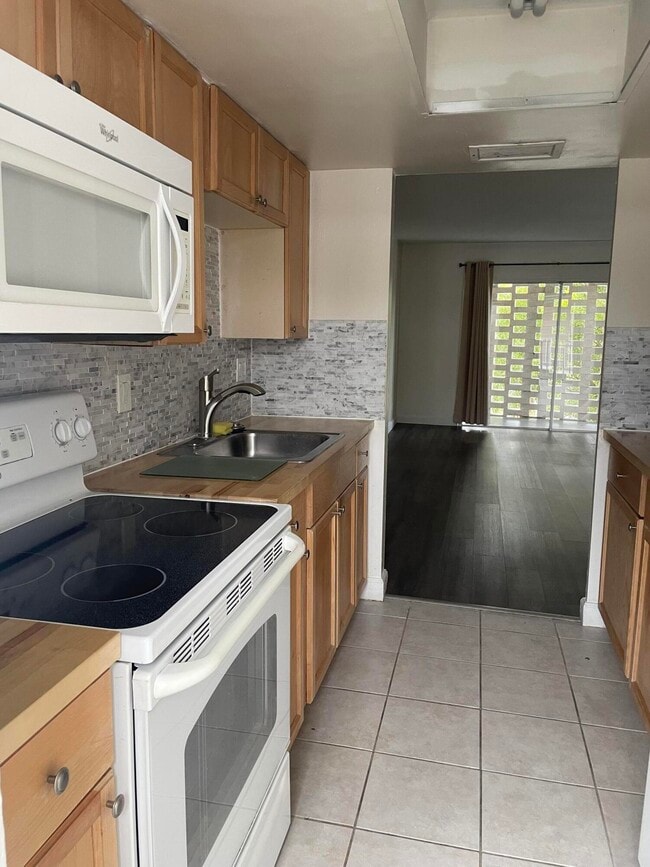 Building Photo - 1500 Crescent Cir