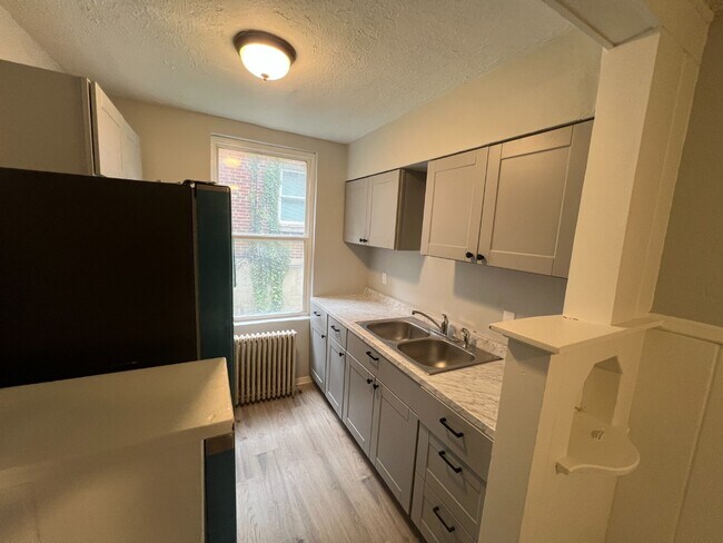 Foto del edificio - Spacious, Newly Updated 1-Bed Near UC & Downtown — Off-Street Parking, Radiant Heat