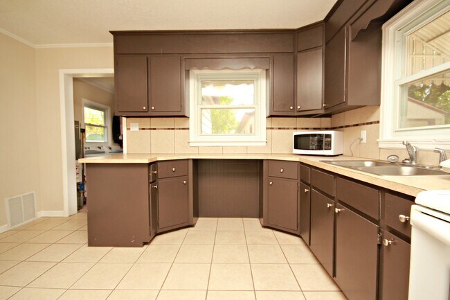 Building Photo - Well-Maintained Two Bedroom Milan Home