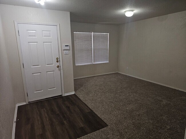 Foto del edificio - Huge House in a great area