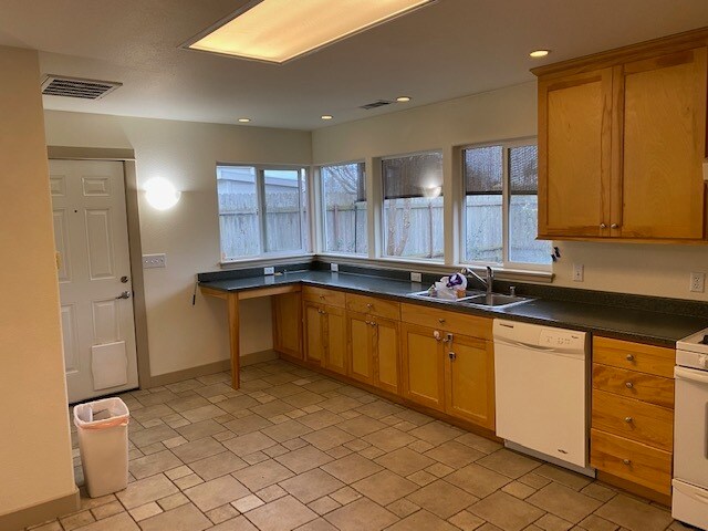 Foto del edificio - 1245 Spear Ave