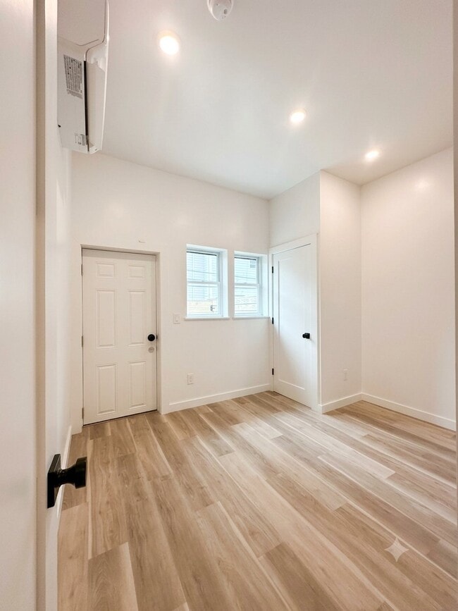Photo - 2130 Tasker St (Philadelphia, PA) Apartment