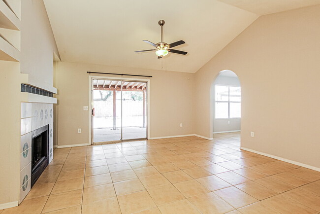 Building Photo - 7848 W Fleetwood Ln