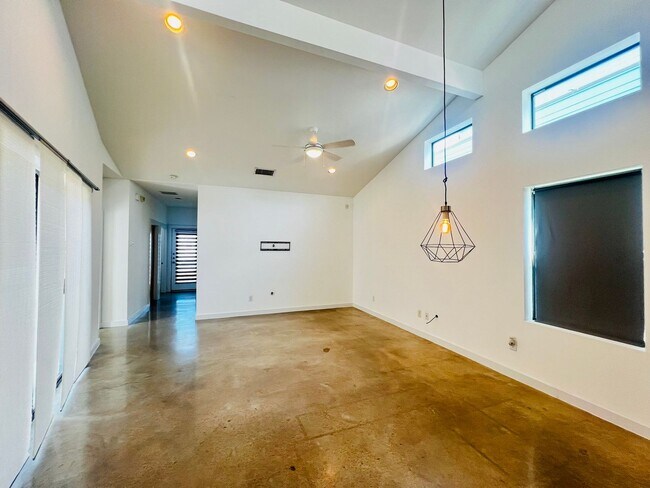 Foto del edificio - Contemporary 2/2 + Loft Home in Hot East Austin Neighborhood