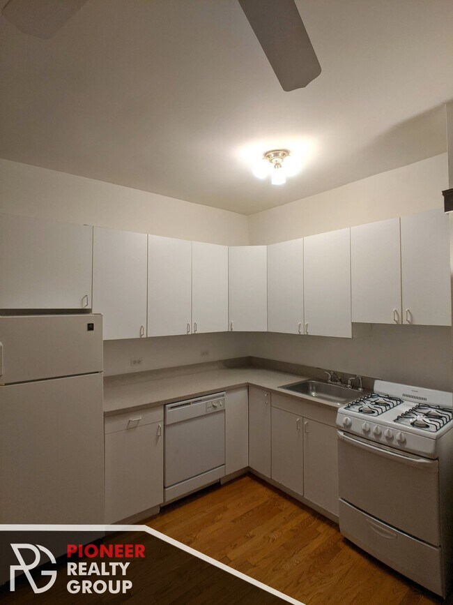 Building Photo - 816 W Waveland
