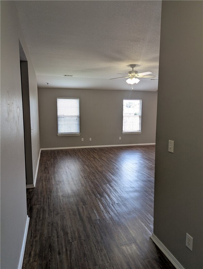 Building Photo - 802 Ash Ct