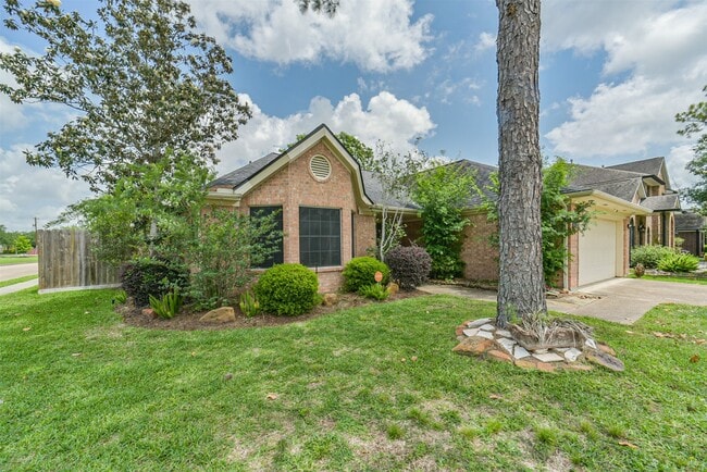 Building Photo - 1021 N Sunset Dr