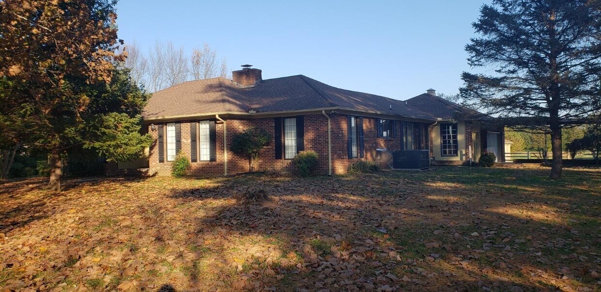 Primary Photo - Country Living in the City*4 Bedrooms*Some...