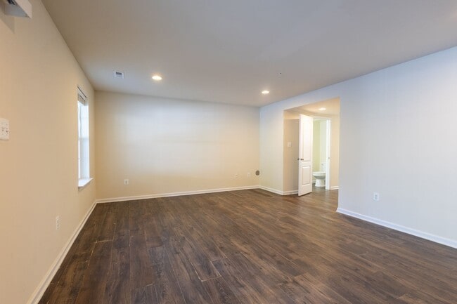 Building Photo - Spacious 3 Bedroom Townhouse in Hanover!