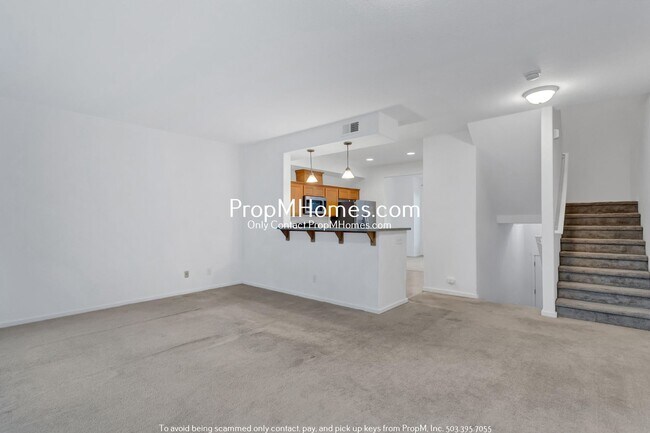Building Photo - Spacious Townhome in Tanasbourne!