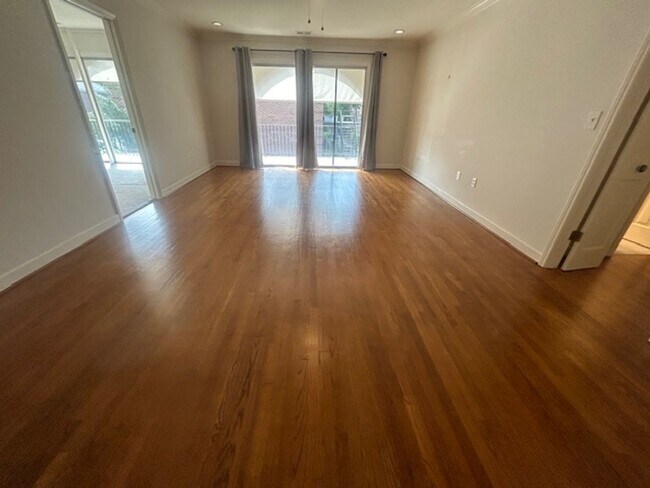 Foto del edificio - 5516 Lakeshore Dr