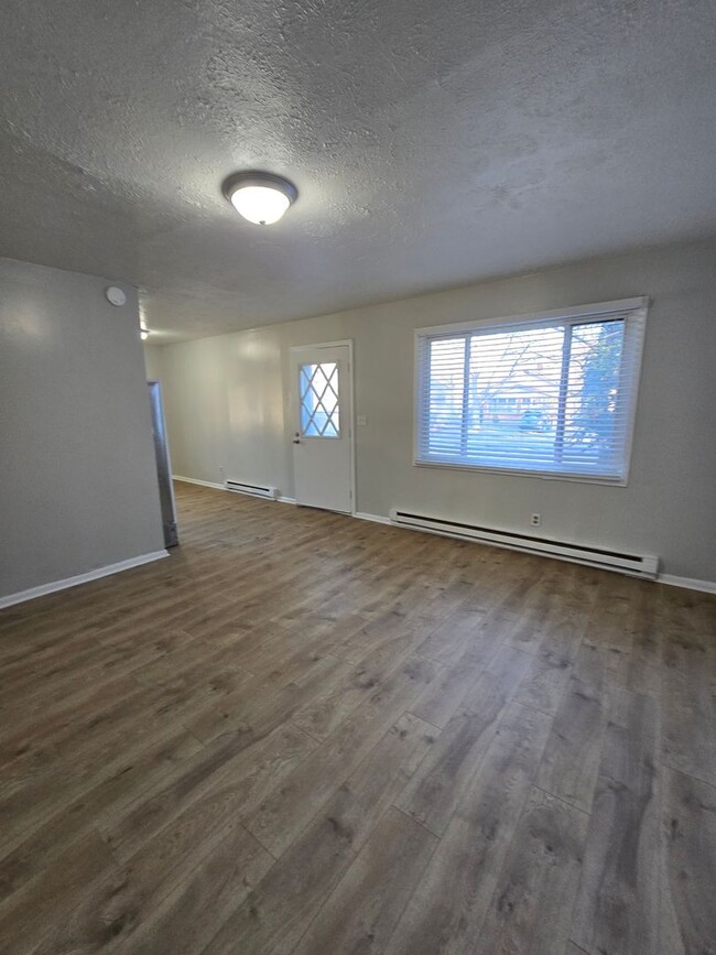 Foto del edificio - SPACIOUS THREE BEDROOM HOME NEAR 21ST AND ...