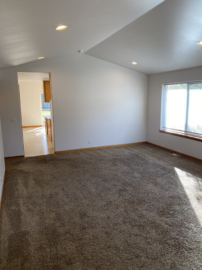 Building Photo - 3-Bedroom, 2-bathroom Home with Large Back...