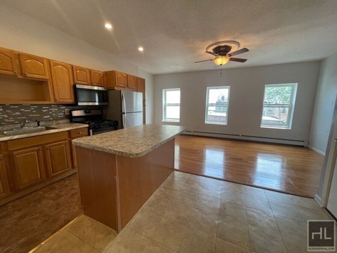 Amazing Sundrenched 2 Bedroom Home In Bed Room for Rent in