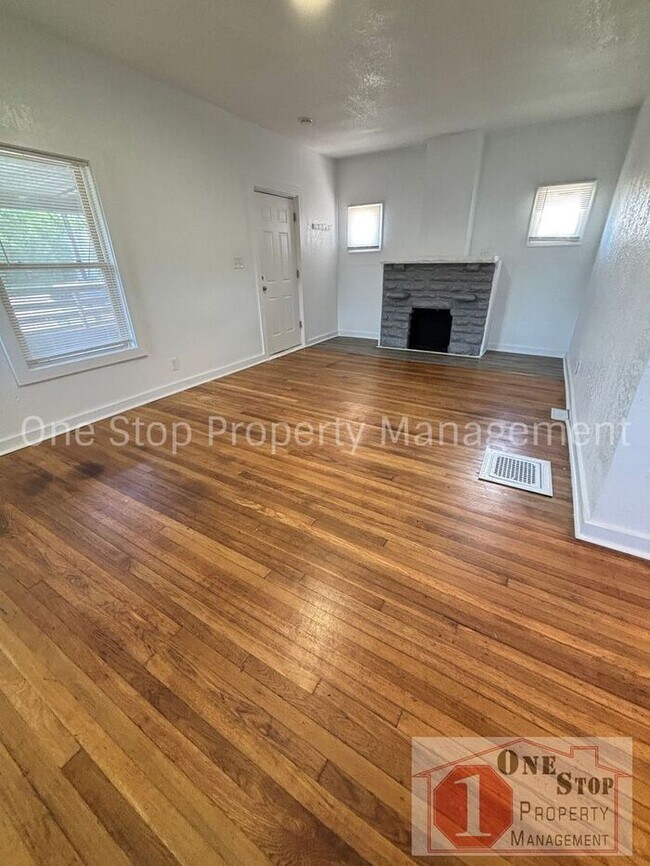 Foto del edificio - Beautiful 4 Bedroom 1 Bathroom Home in Kan...