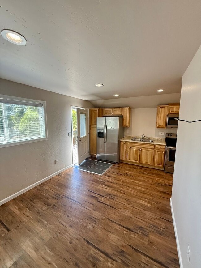 Building Photo - AMAZING 1-BEDROOM, 1-BATH UNIT WITH GARAGE