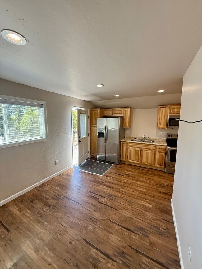 Foto del edificio - AMAZING 1-BEDROOM, 1-BATH UNIT WITH GARAGE
