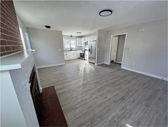 Building Photo - Fully Renovated - Walk to Campus or WL Schools!