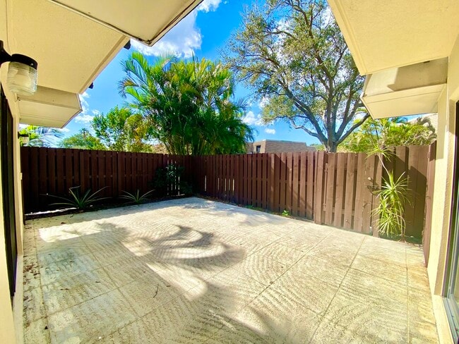 Foto del edificio - 2885 SW 22nd Cir