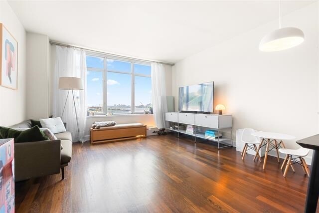 Foto del edificio - 8100 River Rd