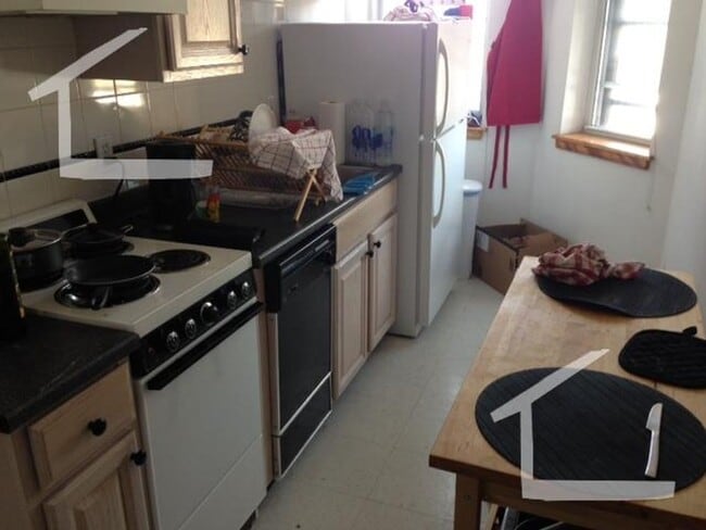 Building Photo - Cozy Studio w/ separated Kitchen!