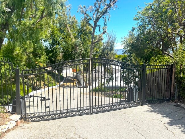 Foto del edificio - 4800 Brewster Dr