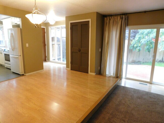 Building Photo - 15823 SW Village Cir