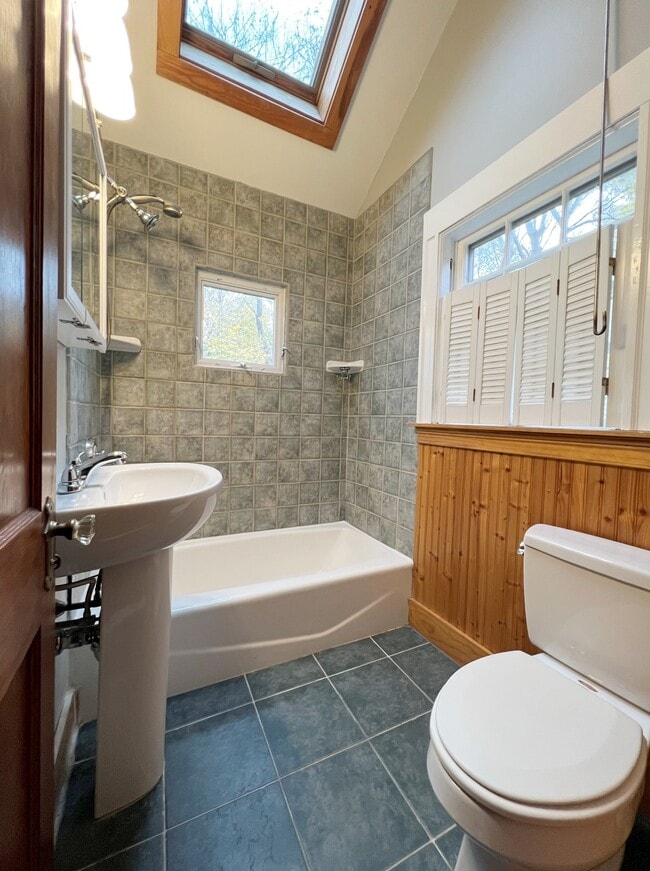 Building Photo - 87 Walnut St