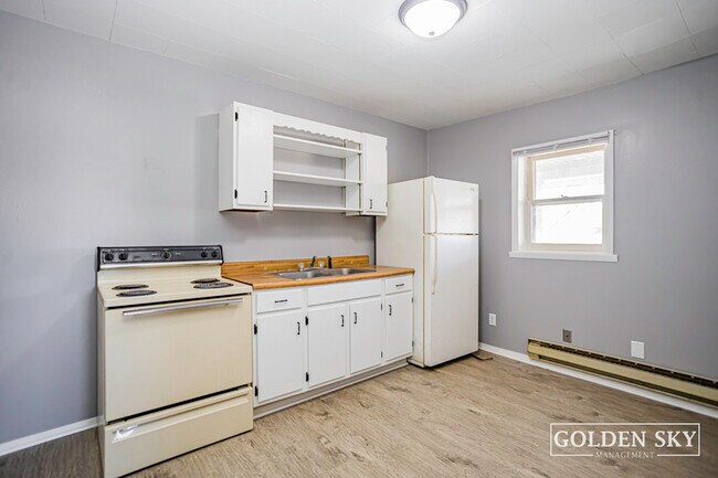 Building Photo - 813 W Memorial Dr