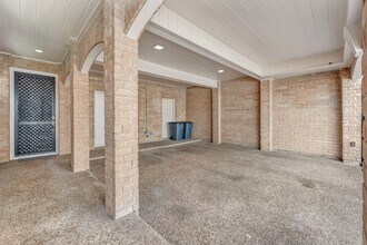 Building Photo - 516 S Post Oak Ln