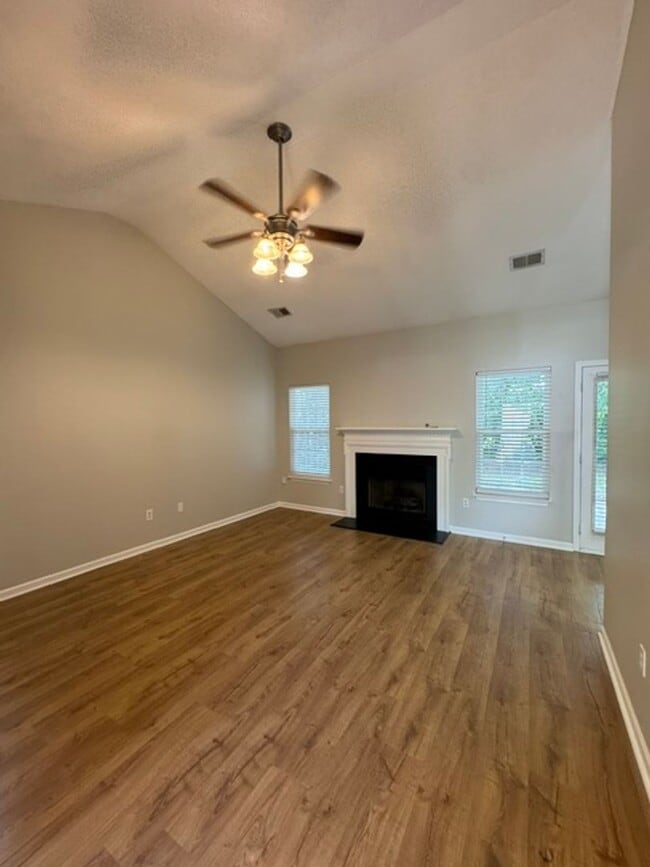 Building Photo - This 1.5  story, all brick, 3 bedroom, 2 bath, Bonus room upstairs & a 2 car garage with great st...
