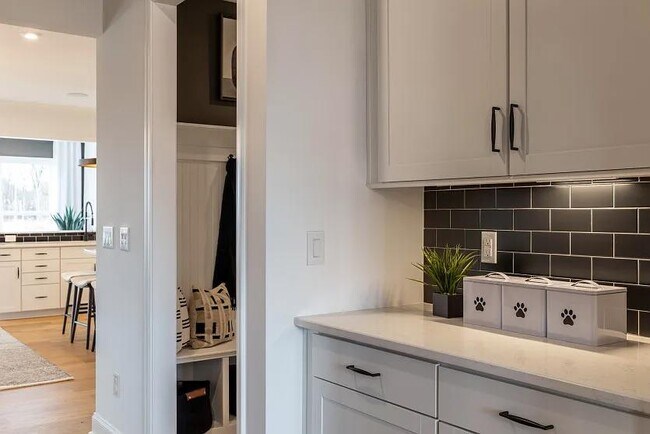 Foto del edificio - Modern 1BR – Limited Availability